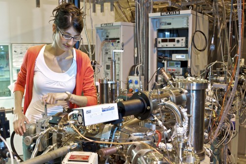 PhD student Elena Mengotti at the microscopy beamline at the Swiss Light Source 