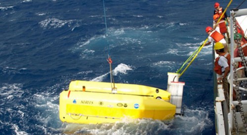 A team recovers the hybrid robotic vehicle Nereus aboard the research vessel Cap