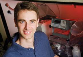 Controlling heat flow with atomic-level precision