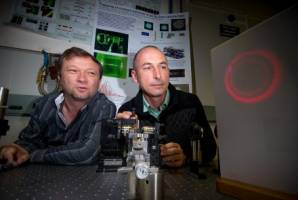 Physicists build reversible tractor beam