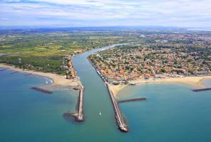 Producing electricity at estuaries using light and osmosis