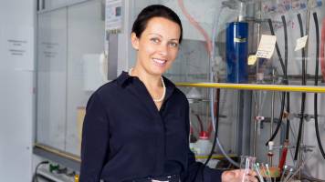 Shedding light on cancer metabolism in real-time with bioluminescence