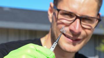 Tiny biodegradable circuits for releasing painkillers inside the body