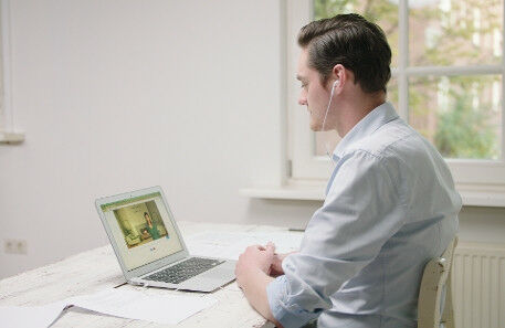 A medical student talking to a virtual patient (photo: Anne Vos)
