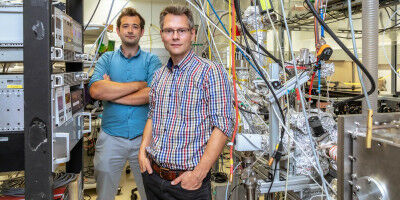 Electrons in quantum liquid gain energy from laser pulses