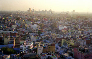 Heat islands and lack of running water promote dengue fever in Delhi, India