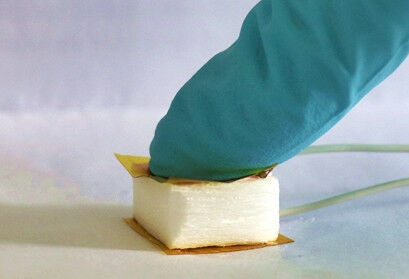 Already a little pressure can generate electrical voltage in the wood sponge. Im