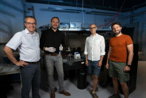 Miniaturized Lab-on-a-Chip for real-time Chemical Analysis of Liquids