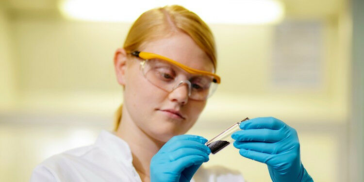 Researchers study water-based battery recycling