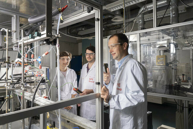 Carlijn Sebregts, Rodrigo Lira Garcia Barros and Thijs de Groot check out the al