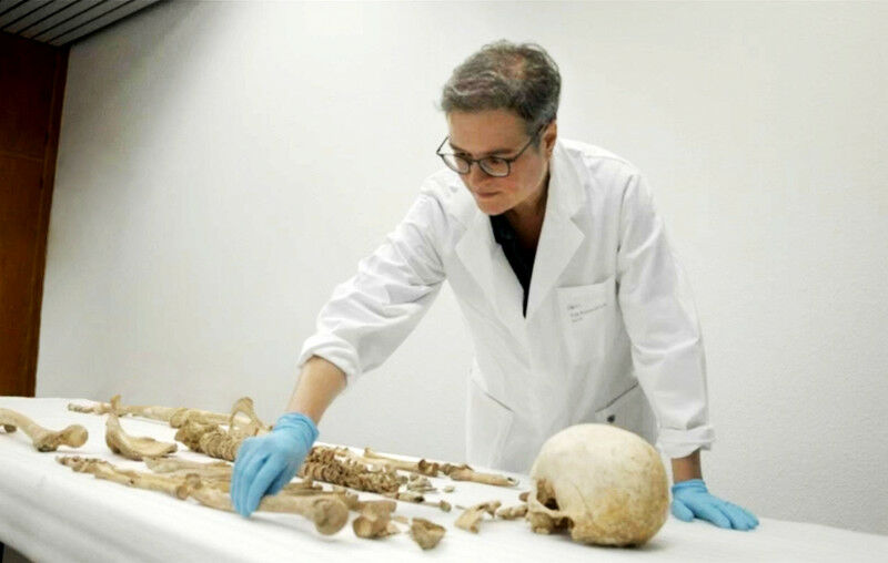 Eva Rosenstock - of the Bonn Center for ArchaeoSciences, in the lab. This skelet