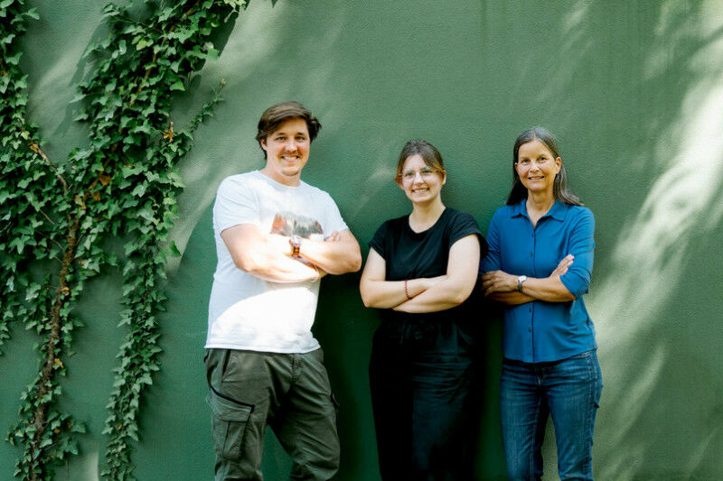 Dominique Stolle, Lena Osterhoff and Danja Schünemann (from left) look at the de