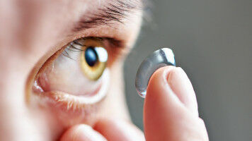 Healing eyes with contact lenses