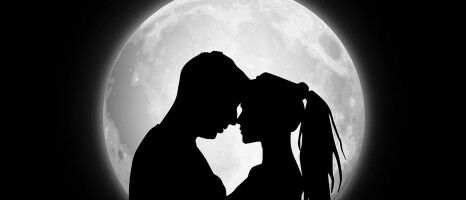 Artificial Light Changes Synchronization with the Moon