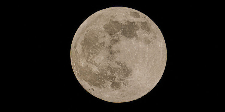 The image shows the full moon at night. � Jasper Berndt