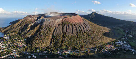 Mapping the heart of volcanoes when they wake up