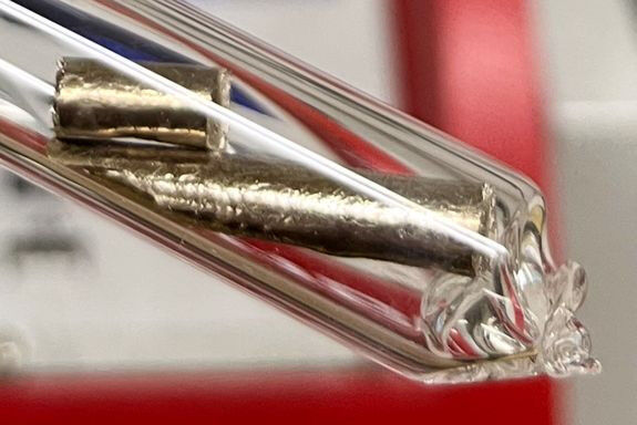 © Fabian Garmroudi 1/2 images Sample sealed in a quartz tube Sample sealed in a