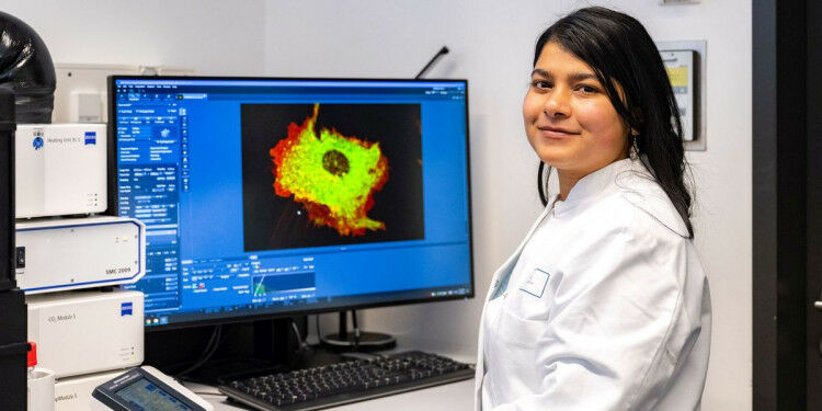 Nikita Raj, first and co-corresponding author of the study, working in the lab ©