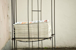 Tabloid or public service: Which political opinion polls do we perceive as more credible?