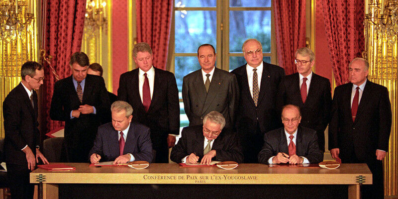 Slobodan Milo¨evic, Alija Izetbegovic, and Franjo Tudman (from left to right) si