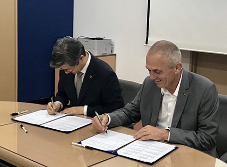 � Jacques MALEVAL  Signing of the agreement by Wonyong LEE, vice-president for r
