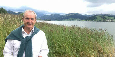 A grounded globetrotter