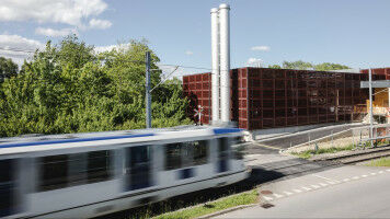 A heating plant that combines renewable energy sources
