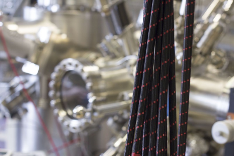 Das Hochleistungsmikroskop wird an Bungee-Seilen aufgeh�ngt.