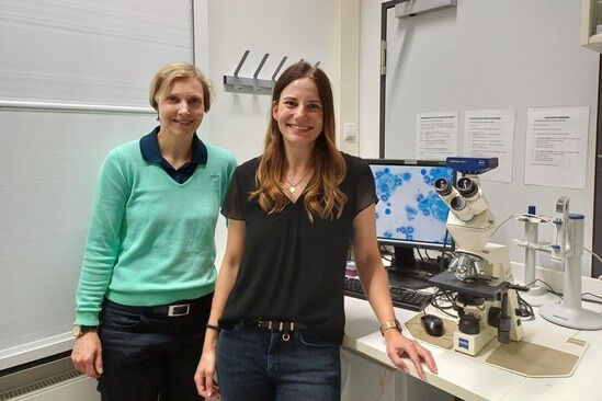 Daniela Wenzel (left) - and doctoral candidate Jennifer Dietrich in the laborato