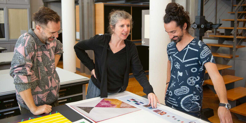 Which work goes where? Curator Alexandra Barcal and her team members Livio Baumg