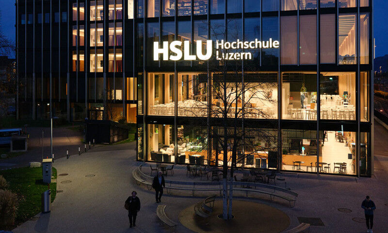 Graduation ceremony with 425 successful graduates