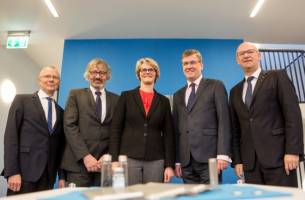 Anja Karliczek underlines importance of battery cells for electromobility