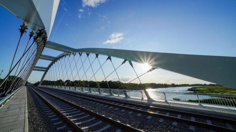 The new cross-border bridge at Küstrin consists of a network arch with a span of