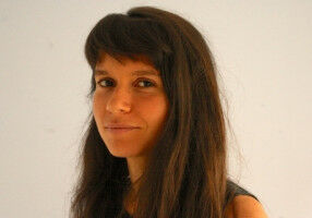 Can art reduce prejudice about female leaders?