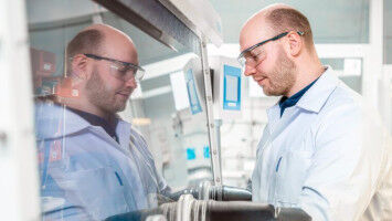 Capturing carbon dioxide using an electrochemical process