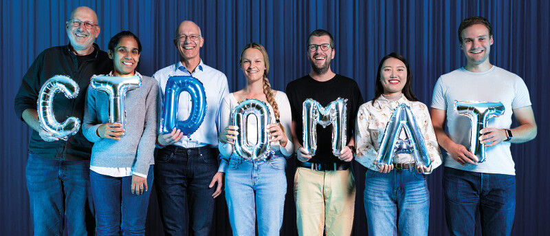 Unveiling the new name ctd.qmat with cluster spokespersons Ralph Claessen (left)