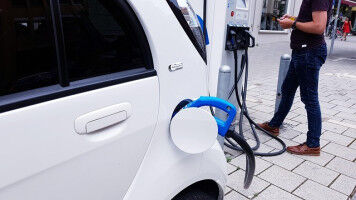 Electric cars: how to balance costs and climate impact?