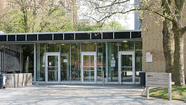 Photo: UHH/Baumann  Second lecture in macroeconomics by Bernd Lucke broken off