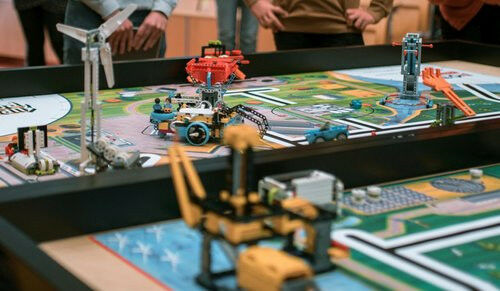 Fully automated Lego robots designed and programmed by pupils