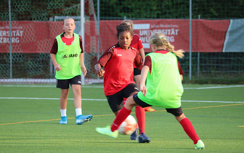 Assessing the skills of junior female footballers in realistic game situations: