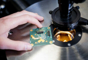 Fujitsu en Technische Universiteit Delft richten quantumlab op