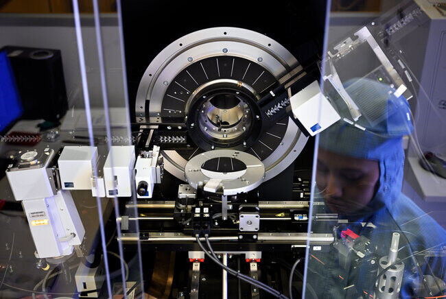Photonic Integration with an XRD (X-ray diffraction) machine. Photo: Bart van Ov