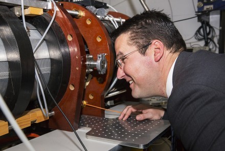 Senator Zed Seselja takes a close look at the MagPIE materials testing experimen