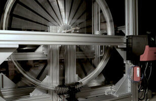 Giant wheel used to test a linear motor