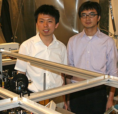 Graphene opens door to tunable transistors, LEDs