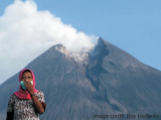 Respiratory protection during Merapi eruption Indonesia 2010 Credit: Boy Harjant