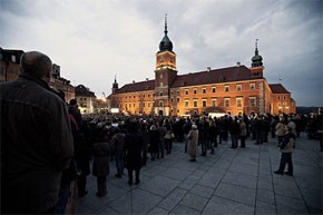 Mourners gather in Warsaw after the air crash that killed President Lech Kaczyns