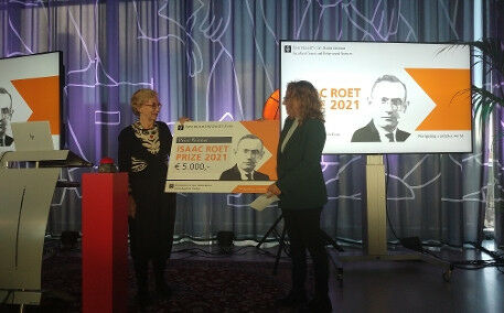 Jury member Ada Vermeer-Janse (left) issues the award to Francesca Ranalli at th