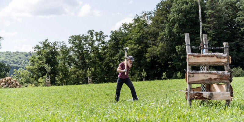 Researcher Anna Leuteritz hard at work in the field. (Image: Daniel Winkler / E