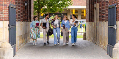 Learning the ropes with peer buddies